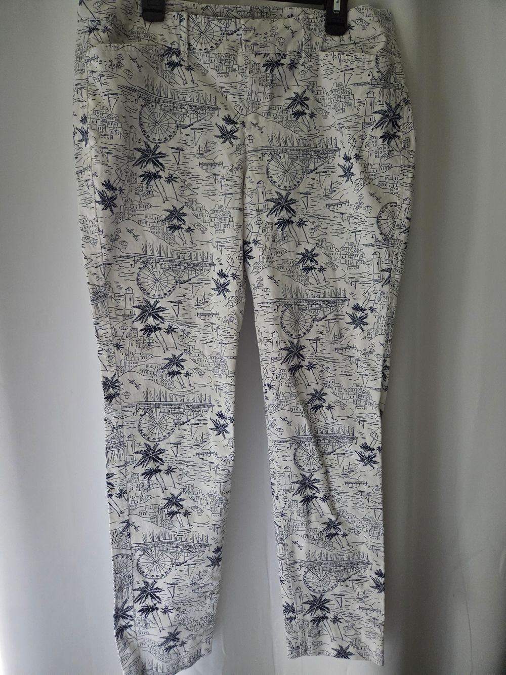 Old Navy White Cropped Pants with Beach Scenic Print